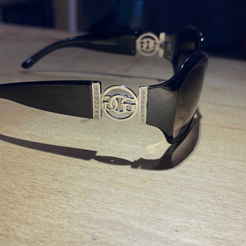 Women’s sunglasses used with gold case.